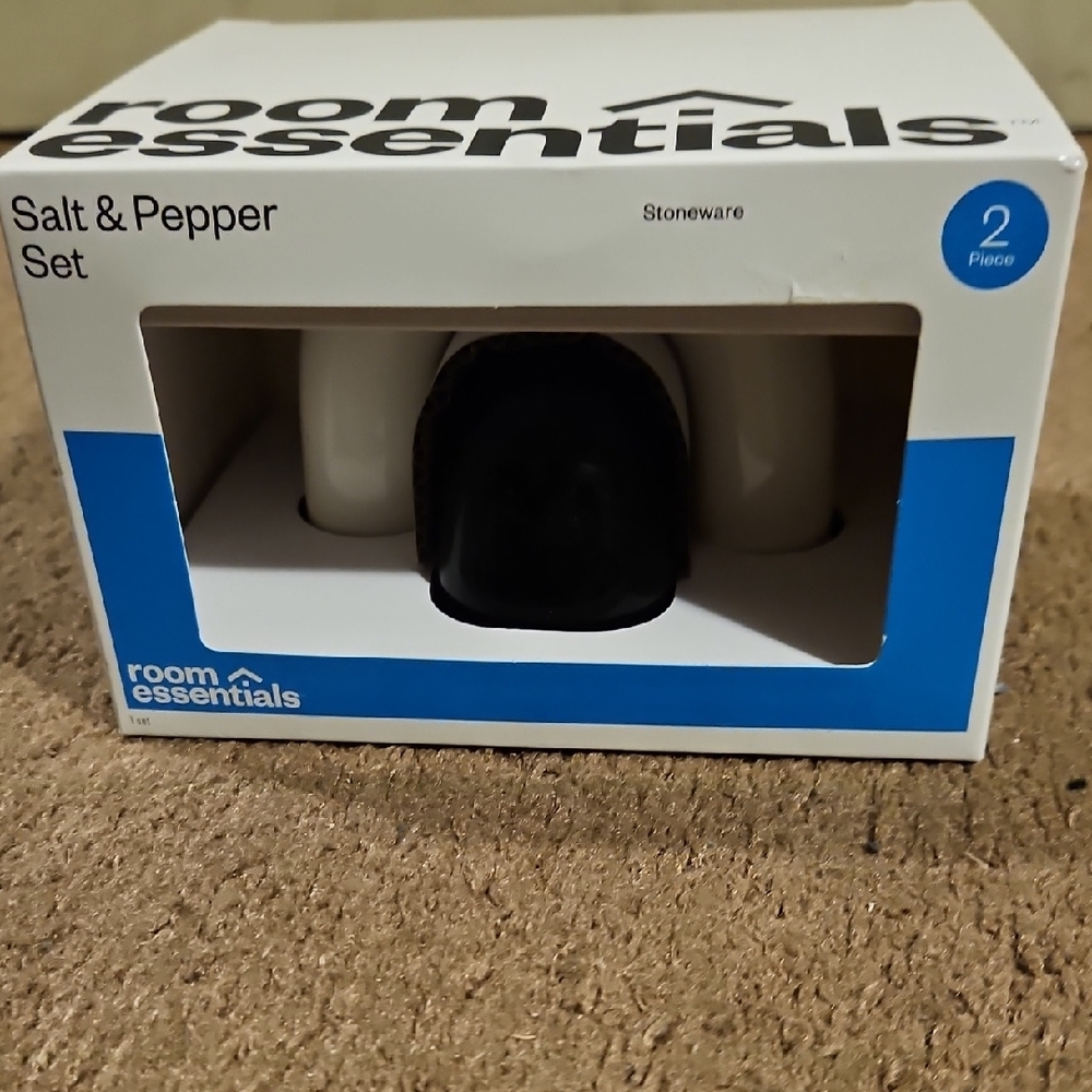 Room Essentials Black and White Stoneware Salt & Pepper Set